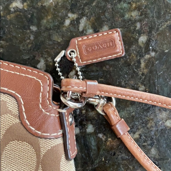 Coach wristlet with toggle closure - Picture 4 of 4